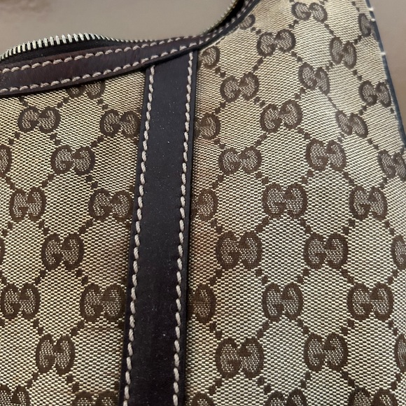Gucci canvas hobo bag l. Measures : 14.75/13:5
Drop: 9.75 in - Picture 2 of 8
